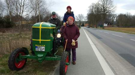 Trecker am Straßenrand