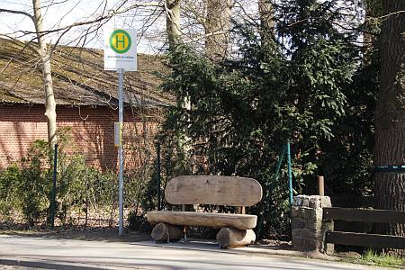 Foto des neuen Sitzbank am Haltestellenschild