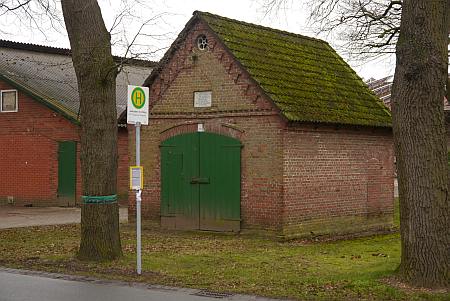 Die Bushaltestelle am alten Feuerwehrhaus In´n Dörp 4