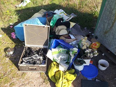 Müllhaufen beim Containerstellplatz