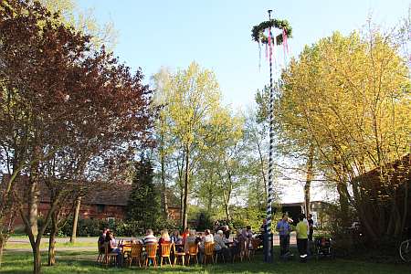 Geselliges Zusammensein nach dem Aufstellen des Maibaums