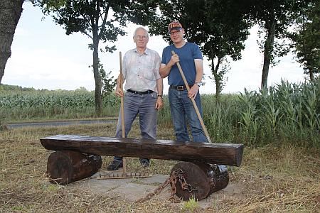 Günter und Holger mit der neuen Bank