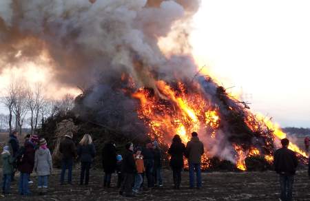 Jeersdorfer Bürger am Osterfeuer