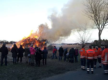 Umstehende am Osterfeuer