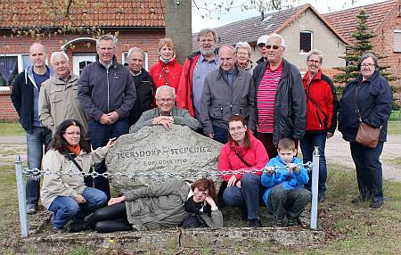 Jeersdorfer am Gedenkstein in Stepenitz