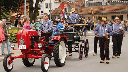 Ein alter Posche Trecker zieht die Handdruckspritze der IHF